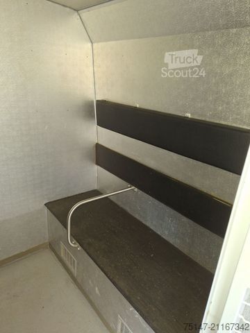 Furgoneta de caja alta MERCEDES-BENZ 711 D Vario Kasten ex-Polizei Standheizung