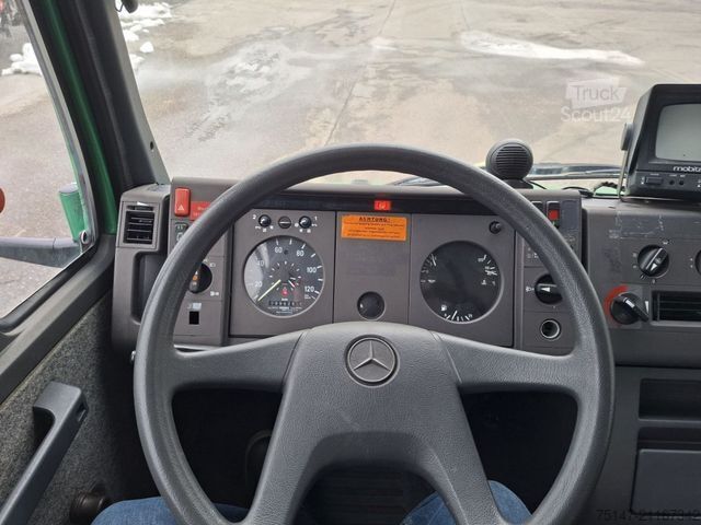 Furgoneta de caja alta MERCEDES-BENZ 711 D Vario Kasten ex-Polizei Standheizung