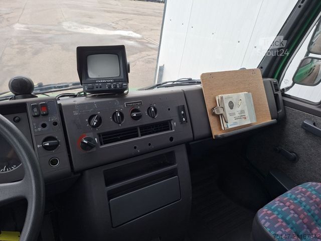 Furgoneta de caja alta MERCEDES-BENZ 711 D Vario Kasten ex-Polizei Standheizung