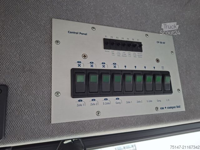 Furgoneta de caja alta MERCEDES-BENZ 711 D Vario Kasten ex-Polizei Standheizung