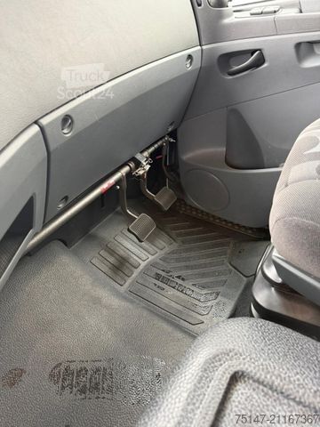 LKW mit Kofferaufbau MERCEDES-BENZ 1218 L Atego Fahrschule 7-Sitzer Koffer 2x AHK