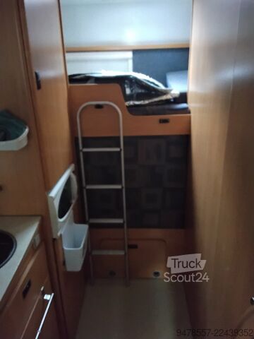 كامبر مع مقصورة علوية (ألكوف) Ford Autocaravana capuchina