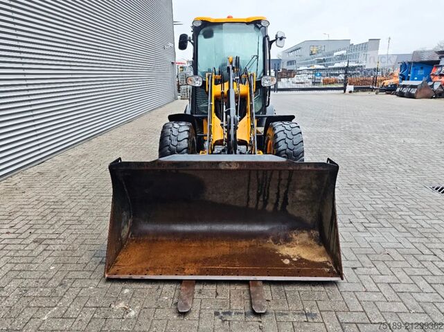 Nakladalnik JCB 407 T4 Bucket + Forks!