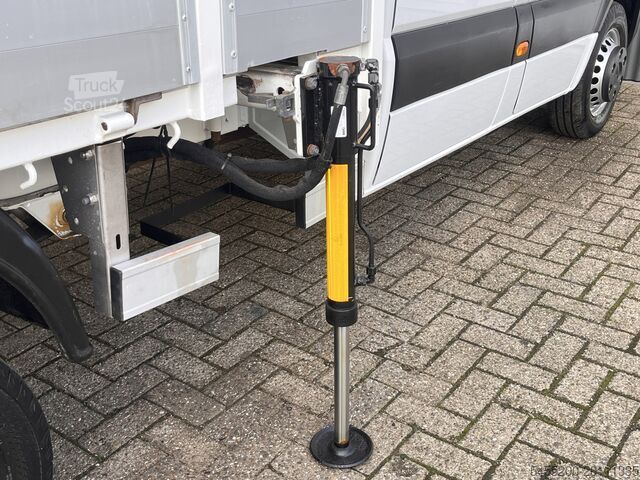 Flatbed kamion sa dizalicom Mercedes-Benz Sprinter 513 CDI 130pk DC Laadkraan Hiab 017T A...