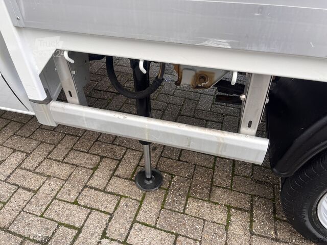 Flatbed kamion sa dizalicom Mercedes-Benz Sprinter 513 CDI 130pk DC Laadkraan Hiab 017T A...