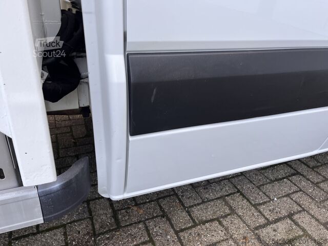 Flatbed kamion sa dizalicom Mercedes-Benz Sprinter 513 CDI 130pk DC Laadkraan Hiab 017T A...