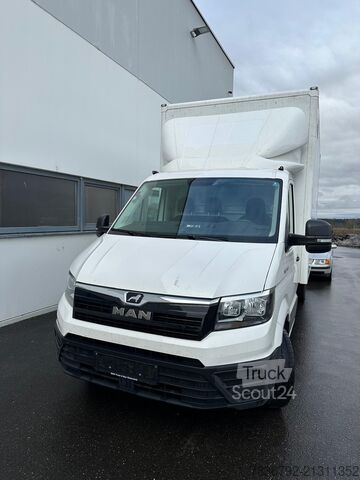 Transporter mit Koffer MAN TGE