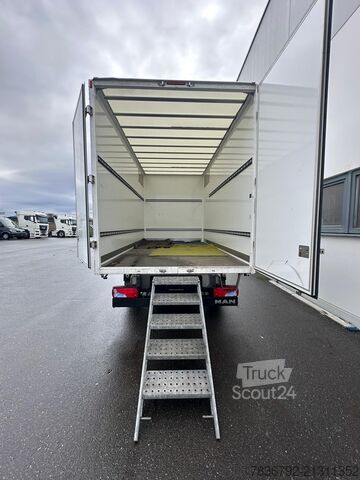 Transporter mit Koffer MAN TGE