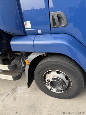 Samochód ciężarowy z plandeką typu platforma DAF 290