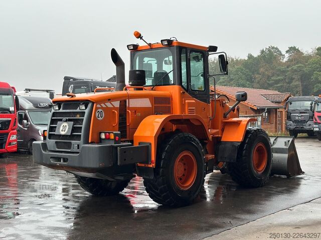 جرافة ذات عجلات DOOSAN DL 200 inkl. Schaufel & Gabel Bj.2013 107kW