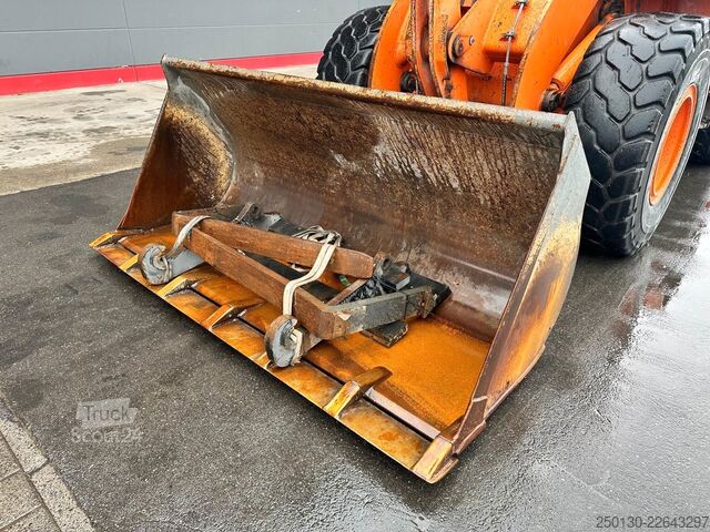 جرافة ذات عجلات DOOSAN DL 200 inkl. Schaufel & Gabel Bj.2013 107kW