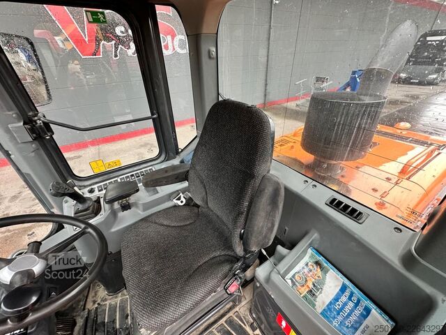 جرافة ذات عجلات DOOSAN DL 200 inkl. Schaufel & Gabel Bj.2013 107kW