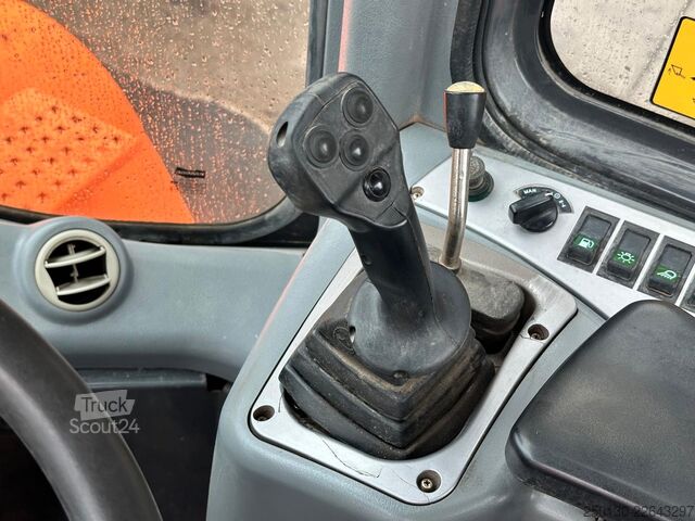 جرافة ذات عجلات DOOSAN DL 200 inkl. Schaufel & Gabel Bj.2013 107kW