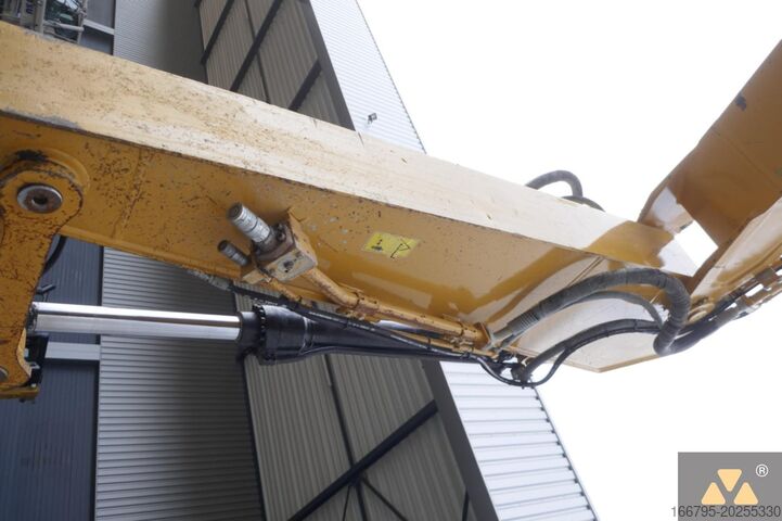 Paletli ekskavatör Caterpillar 320EL