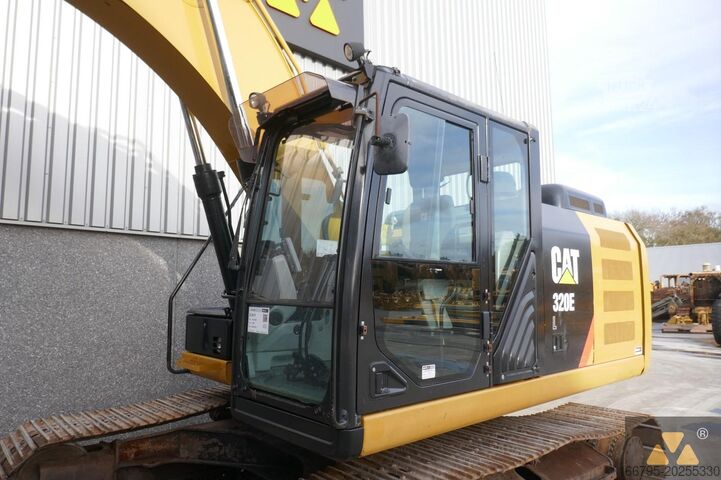 Paletli ekskavatör Caterpillar 320EL