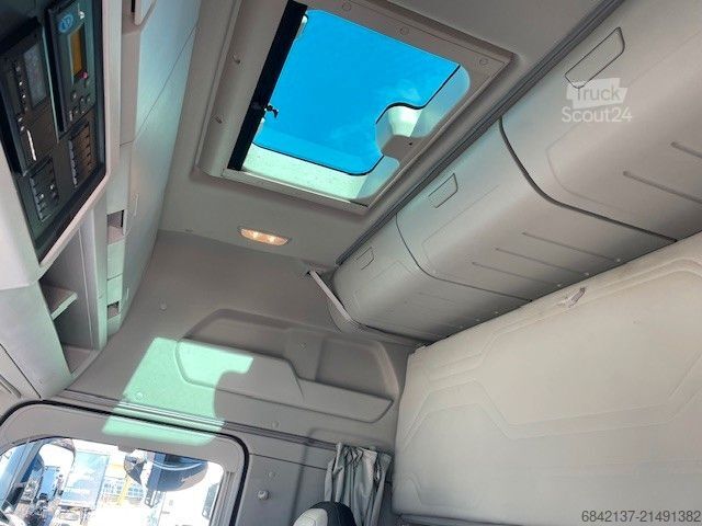 Volume tractor unit FORD F-Max 500 Lowliner