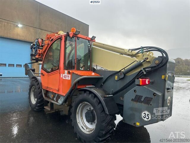 Hjullæsser JLG 4017 telehandler w/ two pallet forks and bucket. C