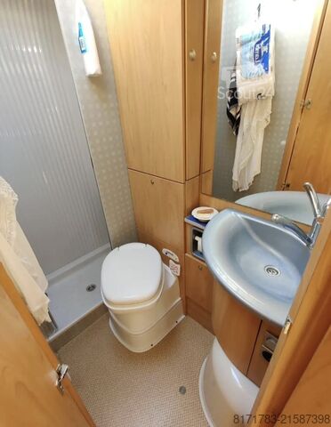 Polointegrovaný karavan Bürstner Delfin