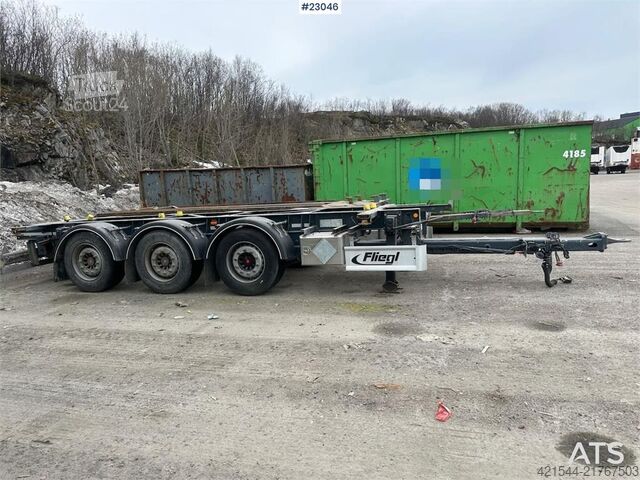 Transport de conteneurs Fliegl 3 axle container trailer.