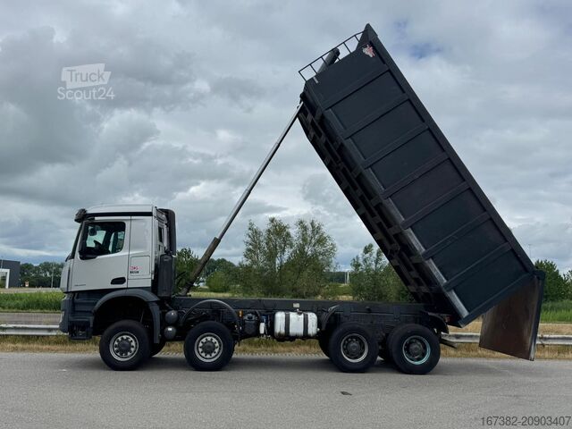 Benne Mercedes-Benz Arocs 4848 8x8