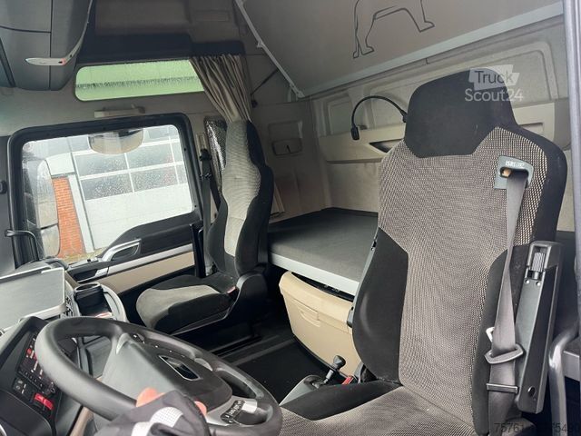 Véhicule tracteur volume MAN 18.500 LL  Mega