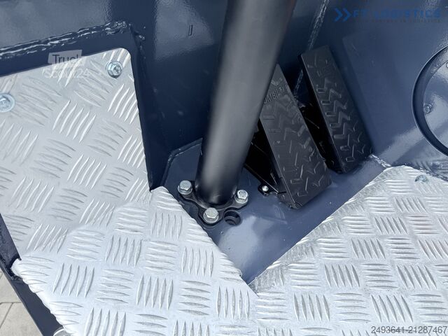 Négyirányú targoncát COMBILIFT CBE2500 TRIPLEX 5500 FORK POSITIONER