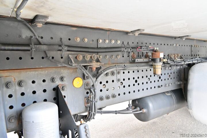 Valníkový nákladní automobil s plachtou Mercedes-Benz Antos 1843 E6 Thermo King T-800R LBW AHK