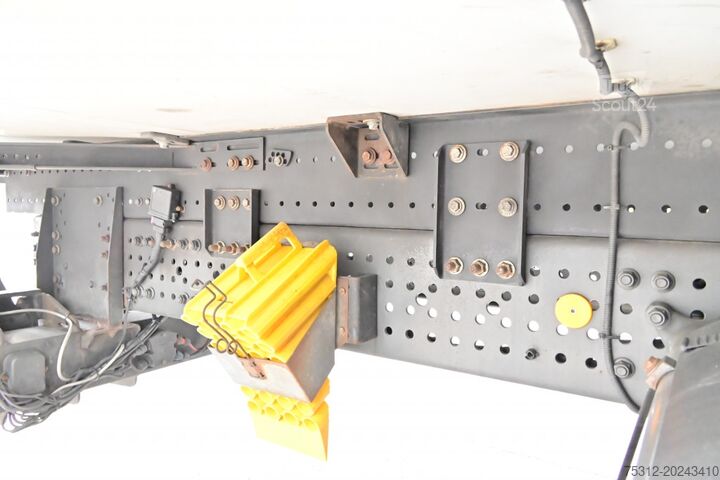 Valníkový nákladní automobil s plachtou Mercedes-Benz Antos 1843 E6 Thermo King T-800R LBW AHK