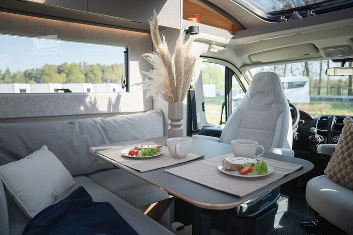 Puoliksi integroitu matkailuauto LMC Cruiser 740 EL CSD Aktion € 4.450,00 Nachlass