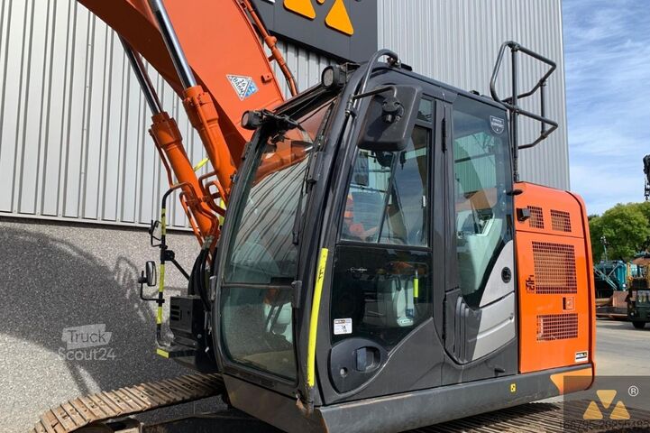 Escavatore cingolato Hitachi ZX225USLC-6