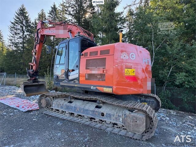 ķēžu ekskavators Hitachi ZX225 Excavator with Tilt and 2 Buckets