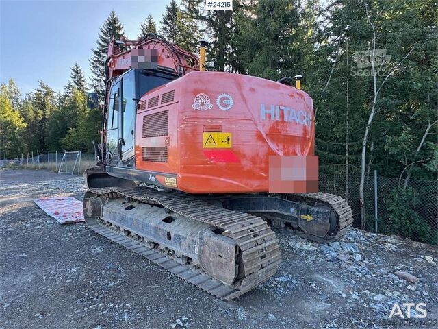 ķēžu ekskavators Hitachi ZX225 Excavator with Tilt and 2 Buckets