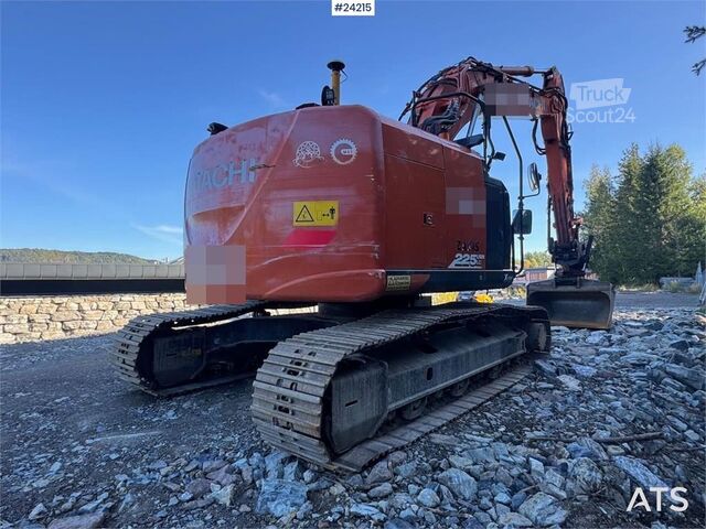 ķēžu ekskavators Hitachi ZX225 Excavator with Tilt and 2 Buckets