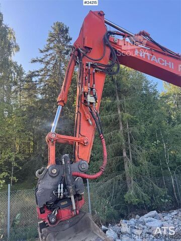 ķēžu ekskavators Hitachi ZX225 Excavator with Tilt and 2 Buckets