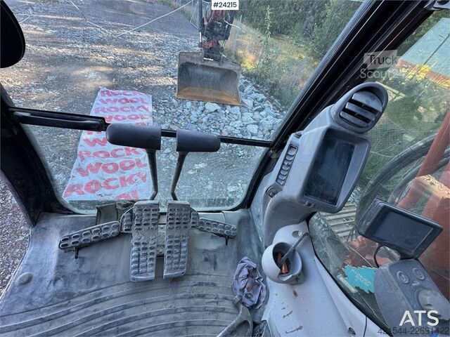 Goseniški bager Hitachi ZX225 Excavator with Tilt and 2 Buckets