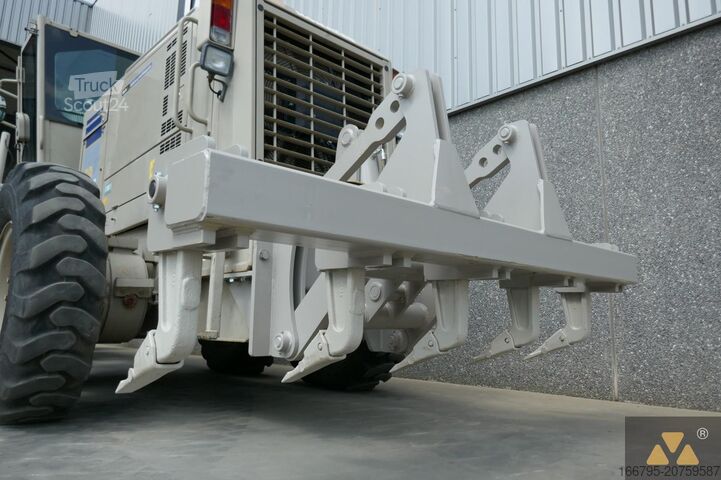 Niveladora Komatsu GD555-5 Ex-army