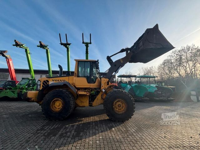 Kolesni nakladalnik VOLVO Volvo L120 F