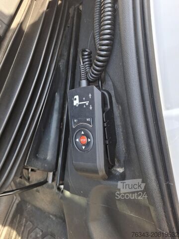 Autocamion cu caroserie tip cutie Mercedes-Benz ATEGO 1221 L - E6