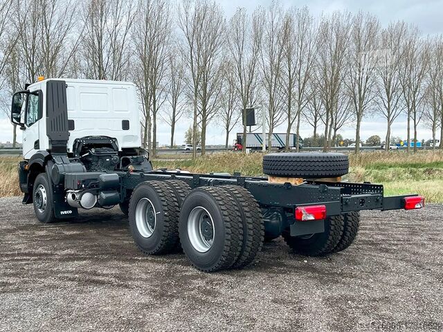 Chassis met cabine Iveco T-Way AD380T43H-4500 AT Chassis Cabin (17 units)