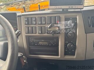 Camion avec plateau (ouvert) et grue HIAB Volvo FE 320