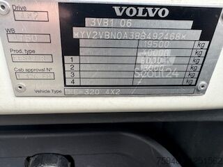 Camion avec plateau (ouvert) et grue HIAB Volvo FE 320