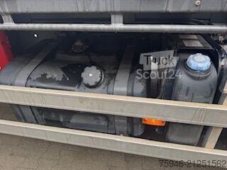 Camion avec plateau (ouvert) et grue HIAB Volvo FE 320