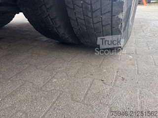 Camion avec plateau (ouvert) et grue HIAB Volvo FE 320