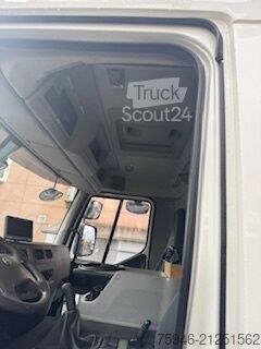 Camion avec plateau (ouvert) et grue HIAB Volvo FE 320