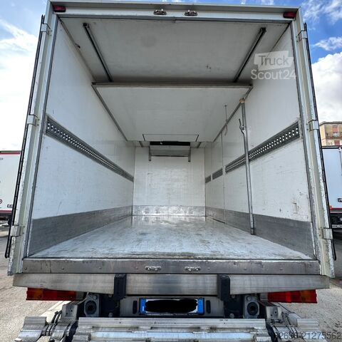 Camión plataforma con toldo Mercedes-Benz Atego 818