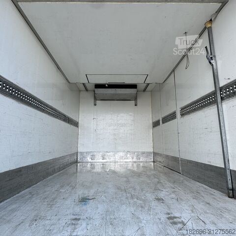 Camión plataforma con toldo Mercedes-Benz Atego 818