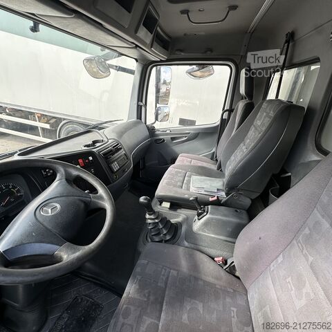 Camión plataforma con toldo Mercedes-Benz Atego 818