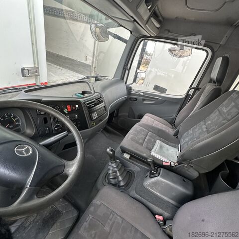 Camión plataforma con toldo Mercedes-Benz Atego 818