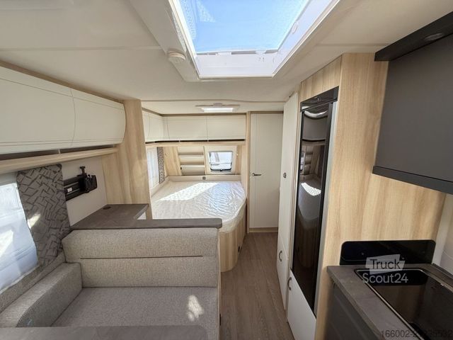 Campingvogn HOBBY De Luxe 560 KMFe 3-er Etagenbett 2.000 kg