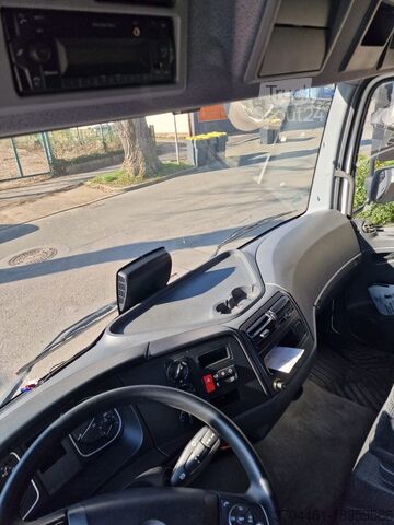 Ciężarówka z płaską platformą i plandeką Mercedes-Benz atego 818 L